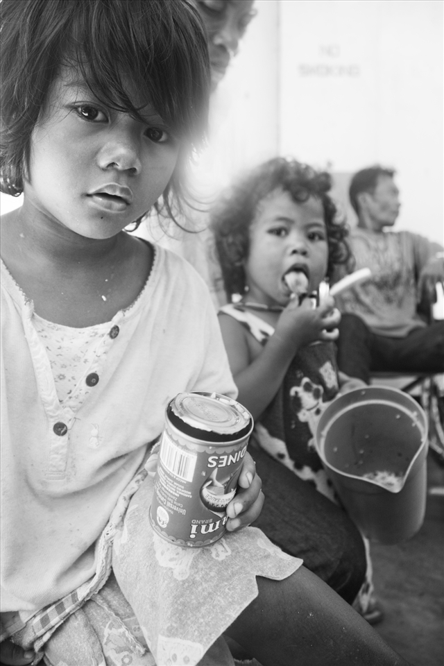 Most people away from the municipal have to wait for days before food relief reached them because roads were blocked with fallen trees, houses, and wires.