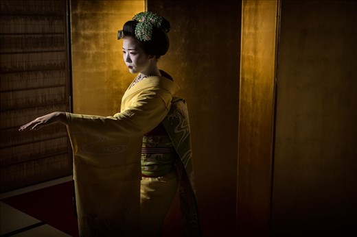 To welcome and relax her clients Toshisumi performs a short welcoming dance. This short performance keeps her guests entertained whilst the tea house staff prepare and deliver everybody their drinks. Each Maiko will practice one form of dance and each form is a narration of an ancient Japanese  tale. Only once the Maiko has perfected a dance is she allowed to move onto a more detailed and evocative dance.