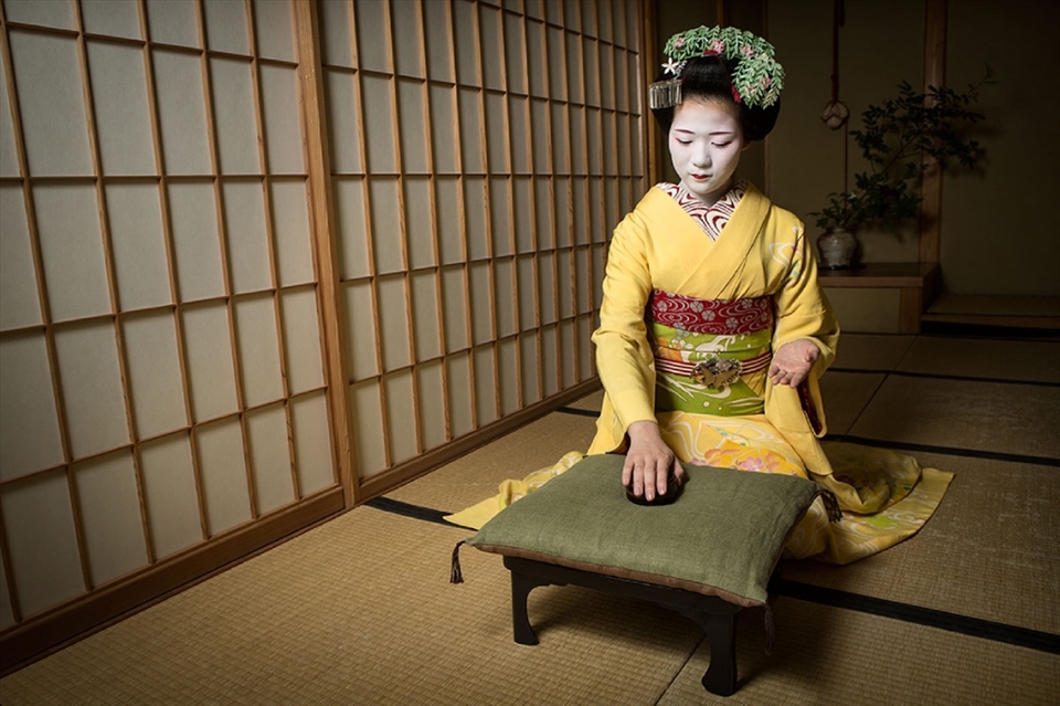 Entertaining guests is a Geiko's or Maiko's job. Knowing and mastering a number of games to lighten the mood of a tense business meeting is only a small art the Maiko's have to learn. As conversation continues Toshisumi will entertain herself with one of her games. If she senses a lull in proceedings or if tempers are running high she will interject and begin playing a game with a guest. A few drinks will follow before the guests are allowed back to their conversations or back to business. 