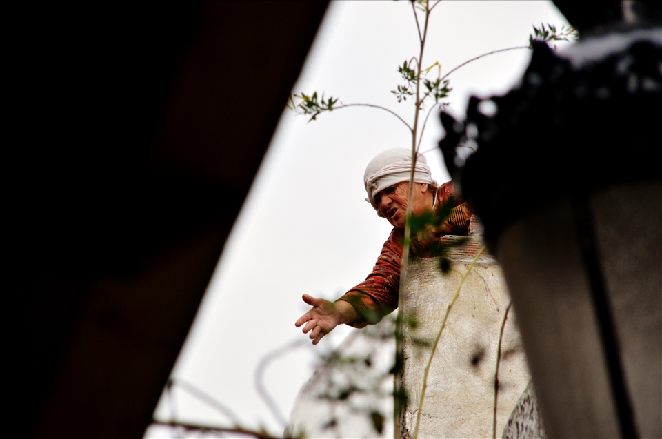 Communication in the Medina: an old woman is calling her family from a terrace