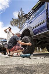 We start the day changing a flat tyre so we can enjoy the beach.: by 4wdmad, Views[281]