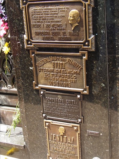 Plaques on Familas Duarte vault