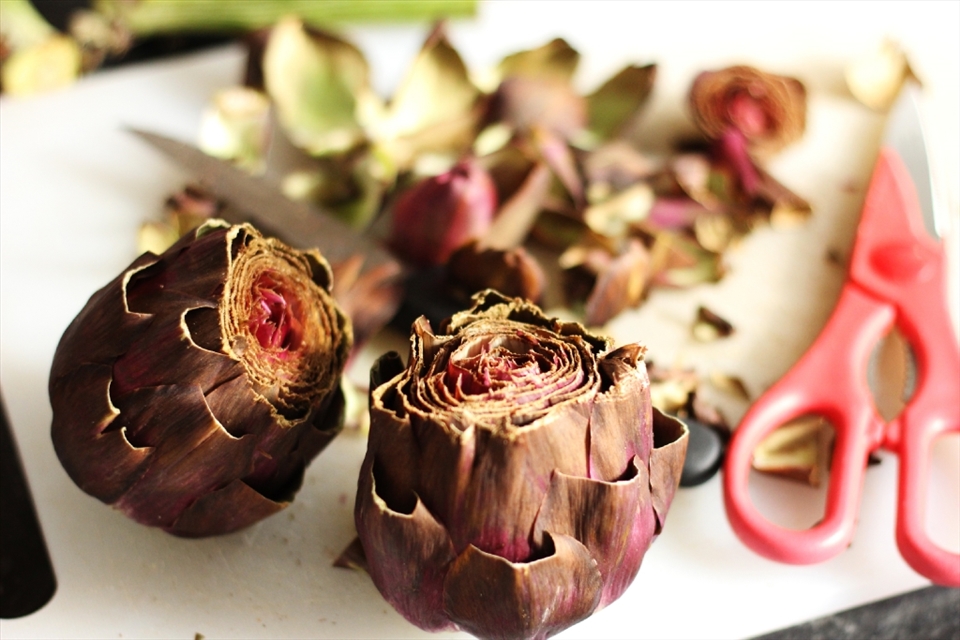 Artichokes trimmed with stalks cut.