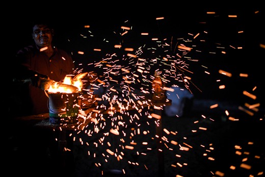 A few hundred yards from the station is the beach where you will literally see sparks fly! It was very interesting to see how the corn vendor uses the gentle sea breeze to create these spectacular sparks show while grilling the corn. Little did I know that the spark show was actually used as a marketing tool. The bigger and more spectacular the sparks, the more the hungry beach goers from miles away get attracted to the stall like a worker bee to its queen!