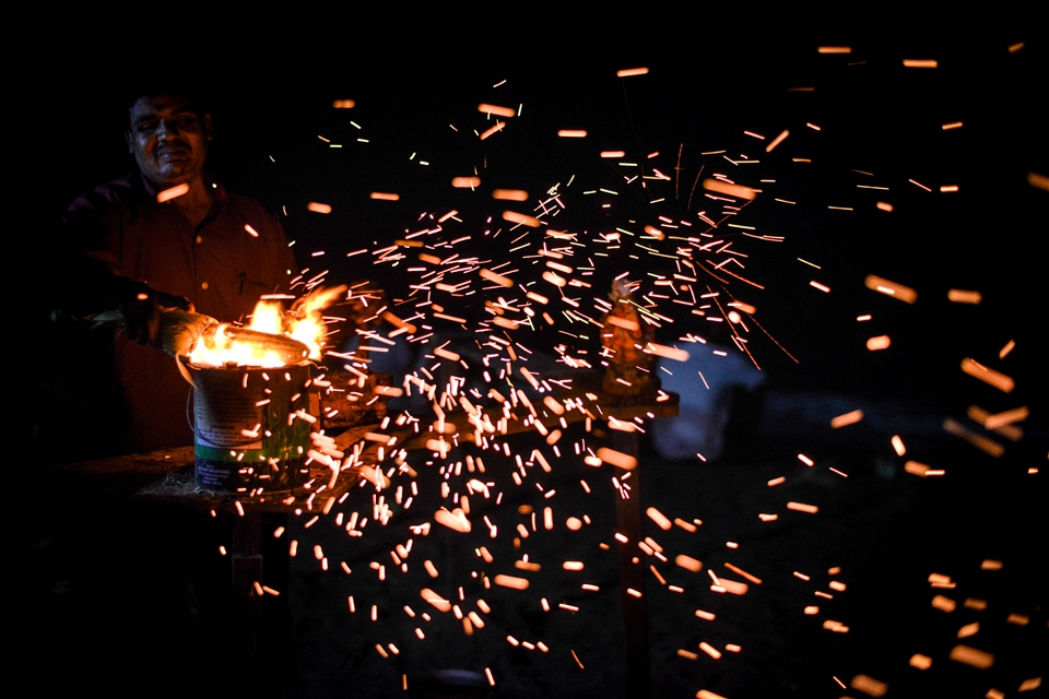 A few hundred yards from the station is the beach where you will literally see sparks fly! It was very interesting to see how the corn vendor uses the gentle sea breeze to create these spectacular sparks show while grilling the corn. Little did I know that the spark show was actually used as a marketing tool. The bigger and more spectacular the sparks, the more the hungry beach goers from miles away get attracted to the stall like a worker bee to its queen!