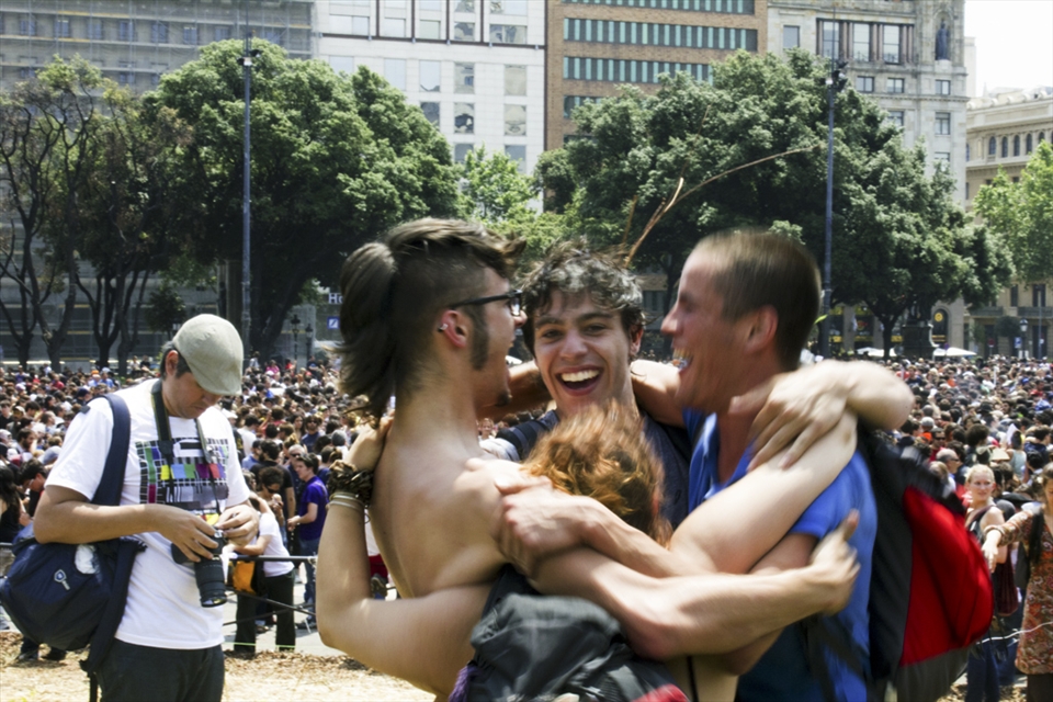 Happy instant - Barcelona Hole

Barcelona May 27, 2011 before the cleaning intervened to vacate Plaça Catalunya from the sit-in of the 