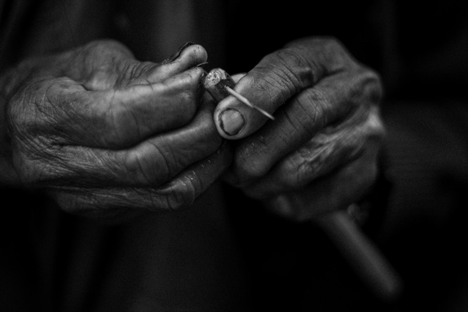 A pomelo torn serve as the needle.