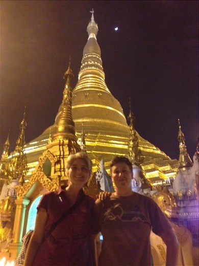 Shwedegon Paya at night