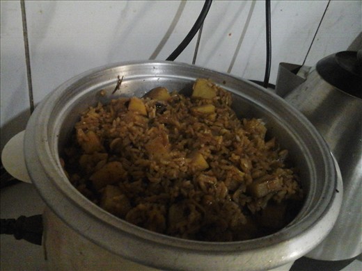 The cooked rice in the sauce pan