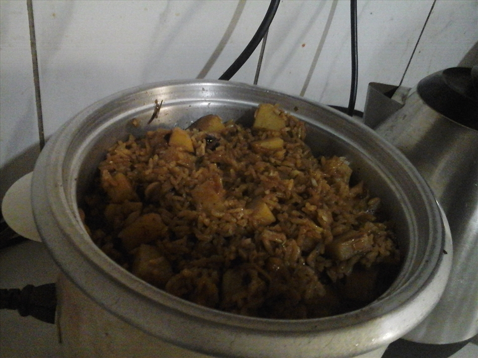 The cooked rice in the sauce pan