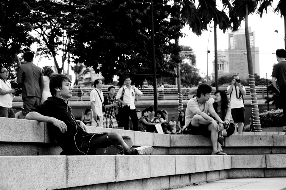 Not just tourist are visiting the Marina Bay, Singapore, but also locals. In the afternoon, people gather around to relax after long day at work, or gather and have chit chat with friends. 