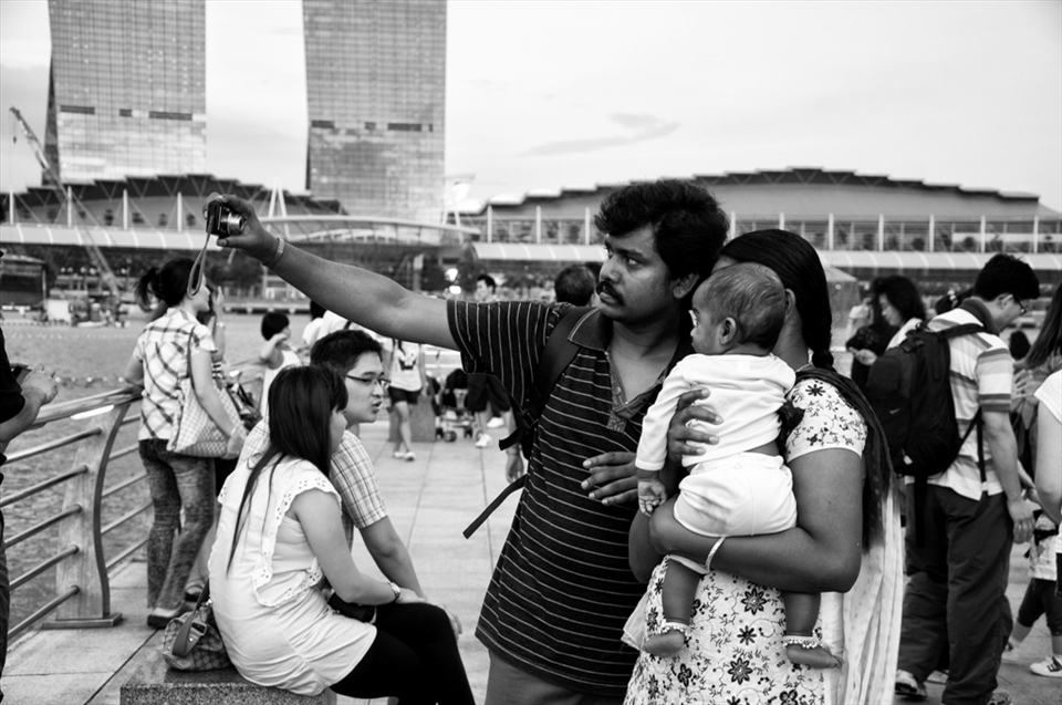 While other relaxing, having chit chat with friends, the others were making a memorabilia of that afternoon, of that place, by taking photos of themselves, or the family.