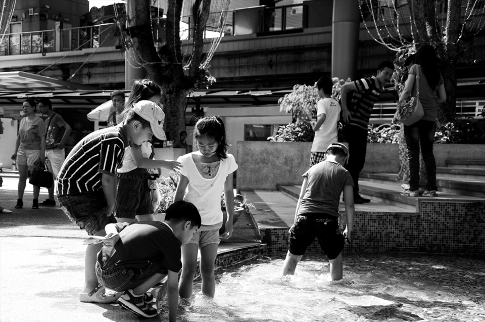 In Sentosa Island, families were having good time, especially the kids. Not just by the amusement park, or by the beach, but by anything that they found interesting. 