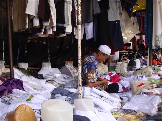 let me Introduce you with this grandpa, this grandfather's name is Ali.
I acquainted with him. and he has more than 17 years
selling clothes muslims in the tanah abang market.
