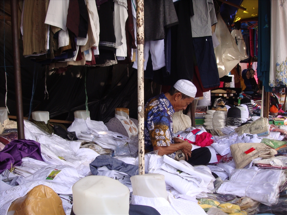 let me Introduce you with this grandpa, this grandfather's name is Ali.
I acquainted with him. and he has more than 17 years
selling clothes muslims in the tanah abang market.