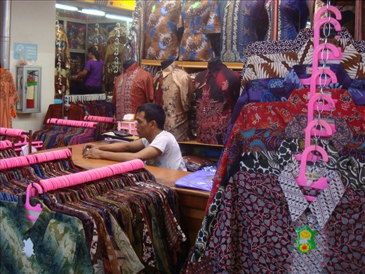 one of the shops in the tanah abang market.
and in this store sells batik, Indonesia distinctive clothing that has been famous throughout the world.