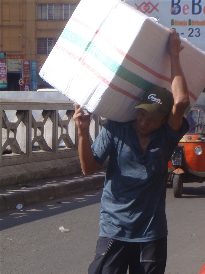 one of the porters carrying goods in the Tanah Abang market.
they work as porters with wages so small,
they usually carry heavy goods purchased by the buyer.
and they are also part of the Tanah Abang market. and their services are needed.