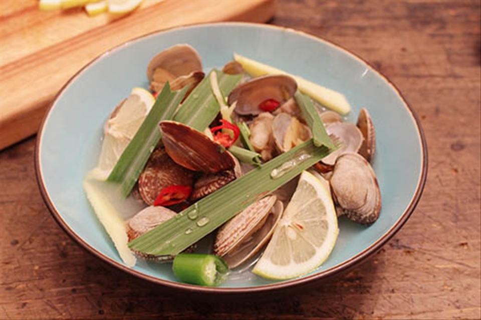 Vietnamese Clams in Lemongrass & Ginger Broth - Con Nghêu Hấp