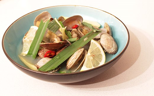 Vietnamese Clams in Lemongrass & Ginger Broth - Con Nghêu Hấp