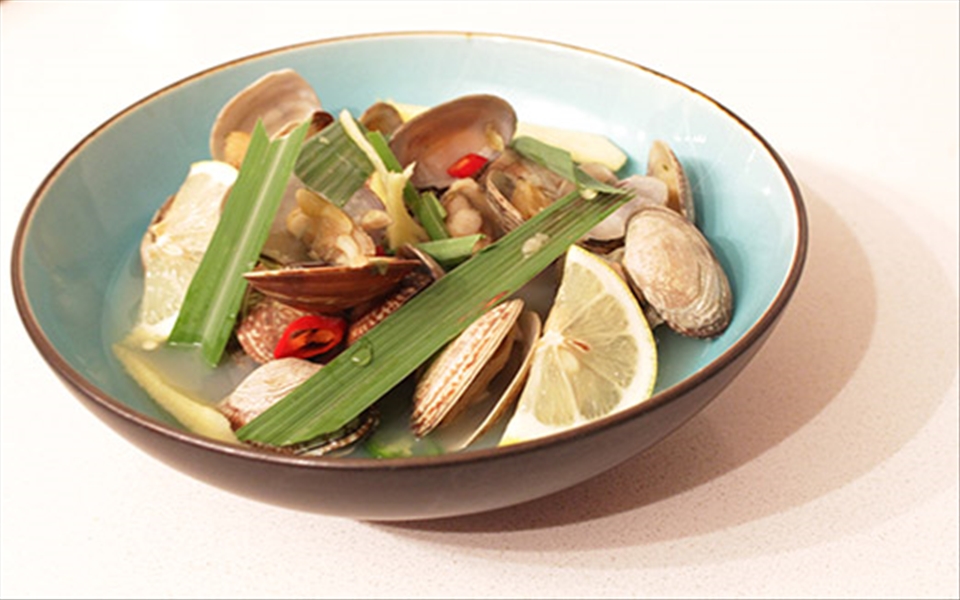 Vietnamese Clams in Lemongrass & Ginger Broth - Con Nghêu Hấp