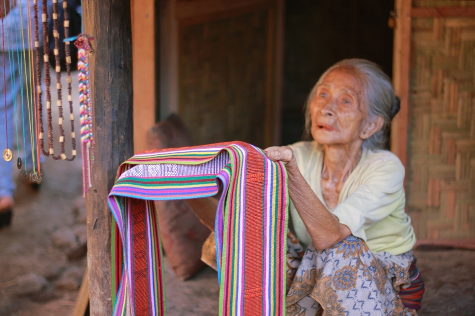 Sade village is one of the most visited villages inhabited by Sasak tribe. In this compound, the villagers have adapted themselves to the situation of being frequently visited by tourists. They now make a living from selling souvenirs from tourists who come every now and then to see their culture and life. Here, this old Sasak woman tried to sell 