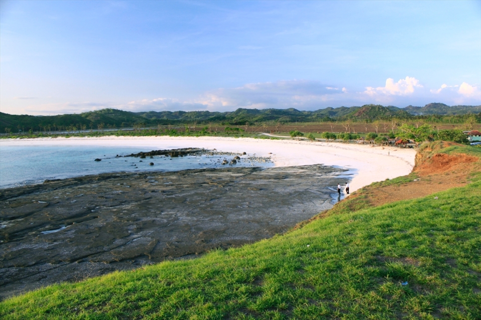 Lombok - beach, white sand, leisure. Not only it has unique culture to offer to us, but it also has gorgeous, gorgeous beach. This is Tanjung Aan, a pretty secluded beach with unique white grain-sized sand and clear blue water.