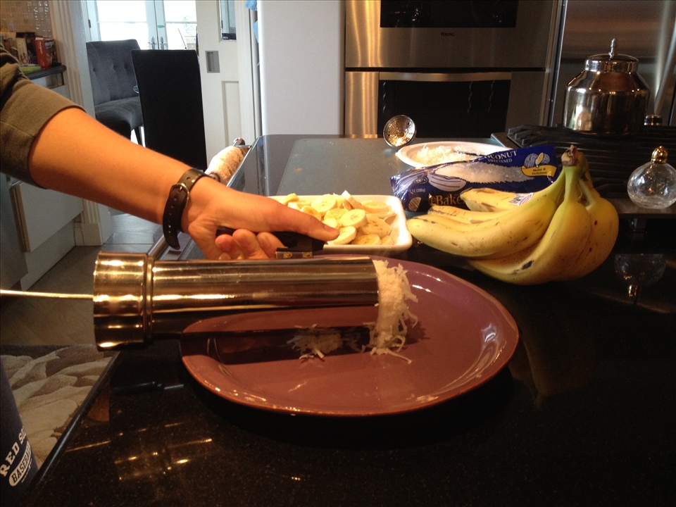 use metal rod to slowly release puttu