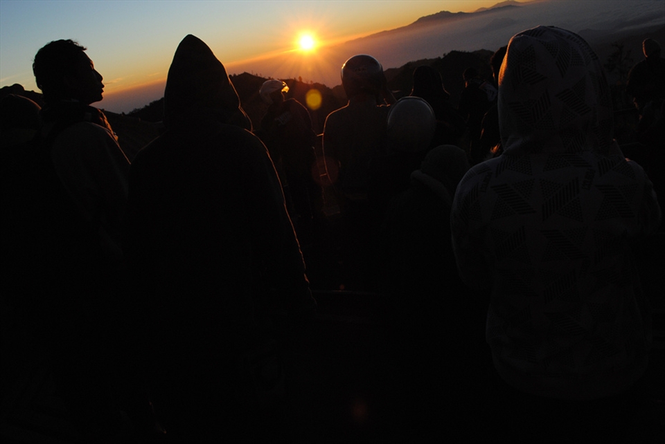 People watching sunrise at  Penanjakan Mt. Bromo.Looking straight to the horizon