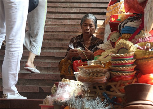 You can see women working almost everywhere on the decorations used for the many of the island's ceremonies. This woman's working place is the stairs in a busy market. When I came back few hours later, she was still there, still plaiting. 