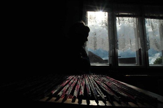 She takes a short break and tells stories about her childhood. 