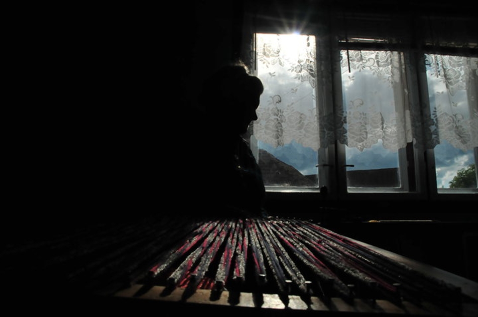 She takes a short break and tells stories about her childhood. 