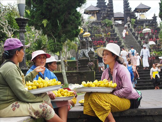 Gossip break at Pura Besakih
