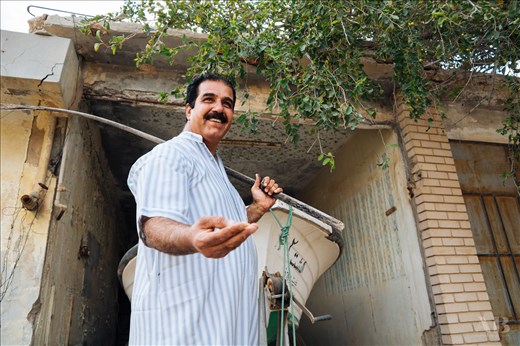 Kuwaiti Man offering me fresh dates. 