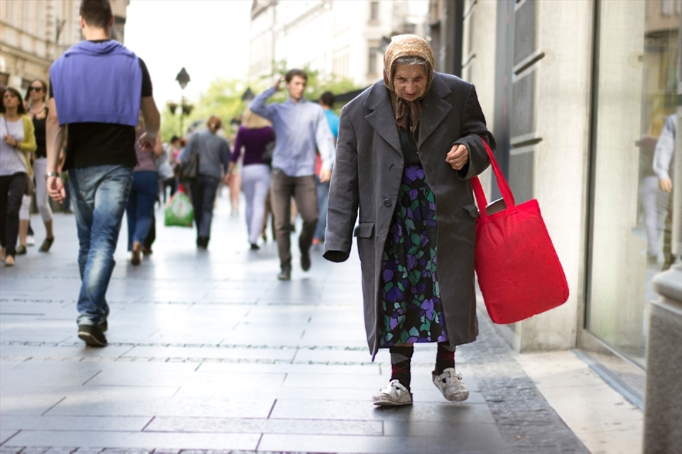 The Old Lady arriving at her usual spot. She cought my attention because of her look, she's different from other  people asking for charity, she's looks really sad, lifeless, alone.