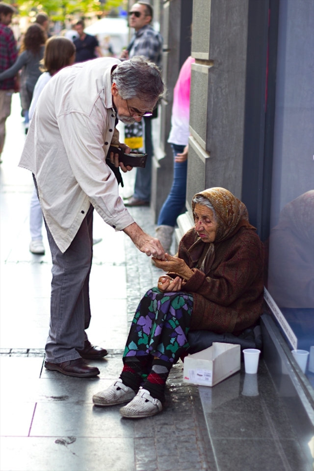 Here's one of the rare momonts when somebody actually gave her some money, I've waited about 2 hours to take this picture, only four people approached her in that time.
