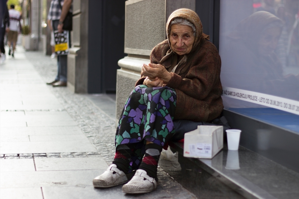 This one is taken right after the one before, she spotted me so I came closer to take a portrait. She was indifferent, you can see her look, sad, she didn't ask me anything. 