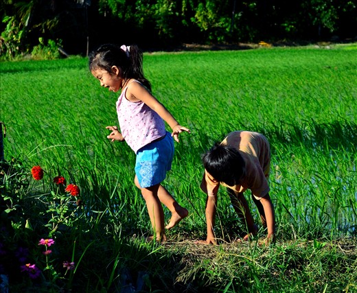 Smartphone and tablet apps are not for them. These kids that I saw during holiday break in our barangay love to play the old way. I guess personal interaction is more important to them.:)