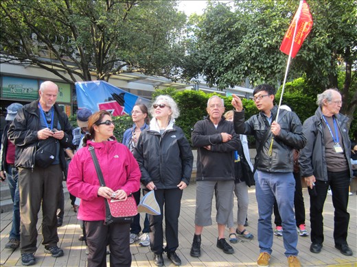 Des touristes qui écoutent bien