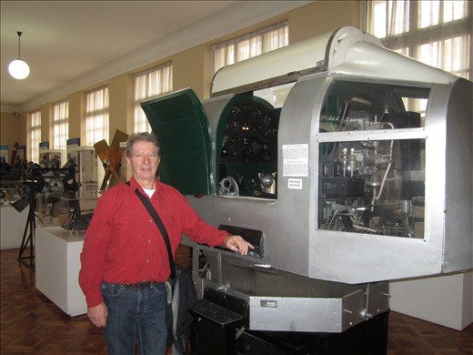 Musée militaire, devant simulateur