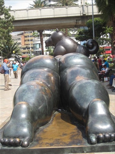 failli me faire coincer entre ses 2 f.... parc Botero medellin