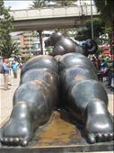 failli me faire coincer entre ses 2 f.... parc Botero medellin: by alainc, Views[311]