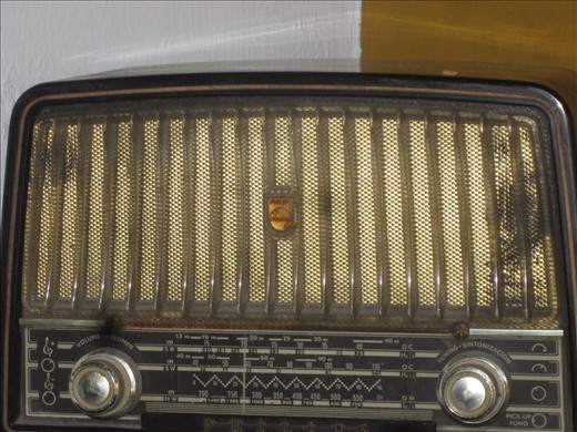 un vieux radio, deviner la marque, ca commence par Ph.....