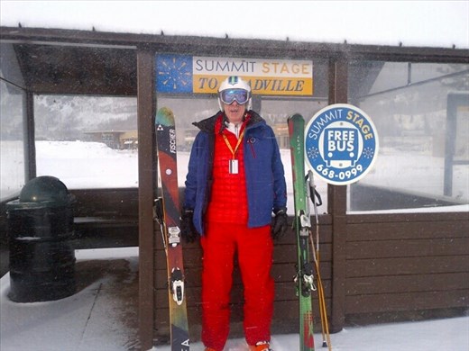 Mike qui attend l'autobus