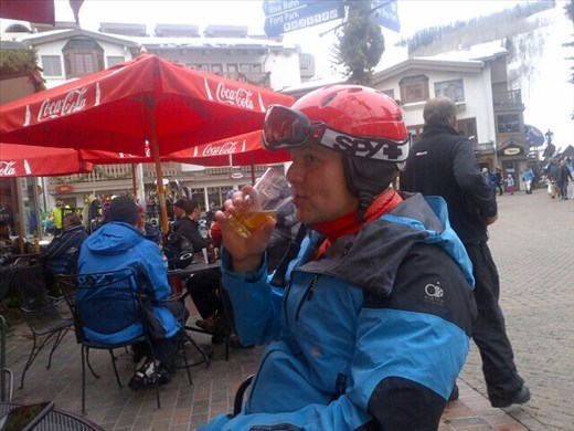 Martin , le fils de Pierre dégustant une broue