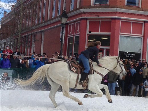 À plein galop,  tient bien ta tuque