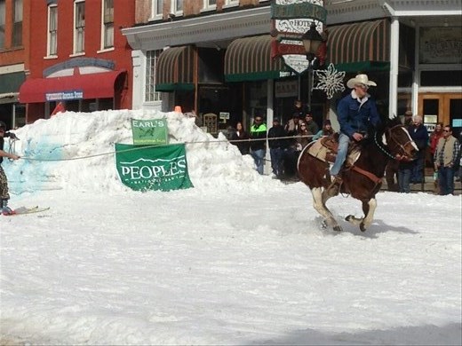 Il y a un skieur derrière