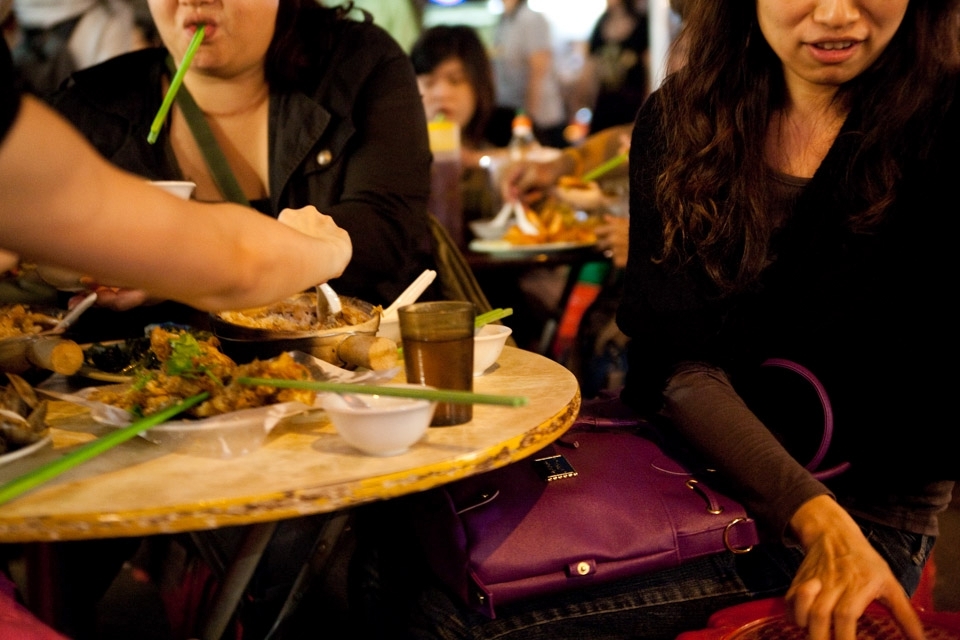 
Hong Kongers really love to hang out for dinner. And some streets like Temple street and many other in Kowloon and Sham Shui Po offer a lot of opportunities for tasting and stay out at evening. Dining out is very common because of the long work hours and the for the little private spaces in apartments. In fact Hong Kong is one of the most densely populated cities in the world. 