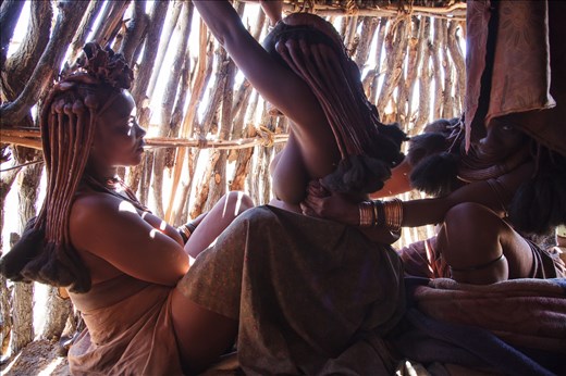 Menjamwapis mother Kakuve is known as a midwife in the region. Himba women give birth naturally at home with no medical intervention. A second midwife has joined when the mother discovered the baby is inverted. They have messaged her belly in different positions in order to turn the baby around. A few moments before birth she was positioned in a kneeling position where she gave birth.
