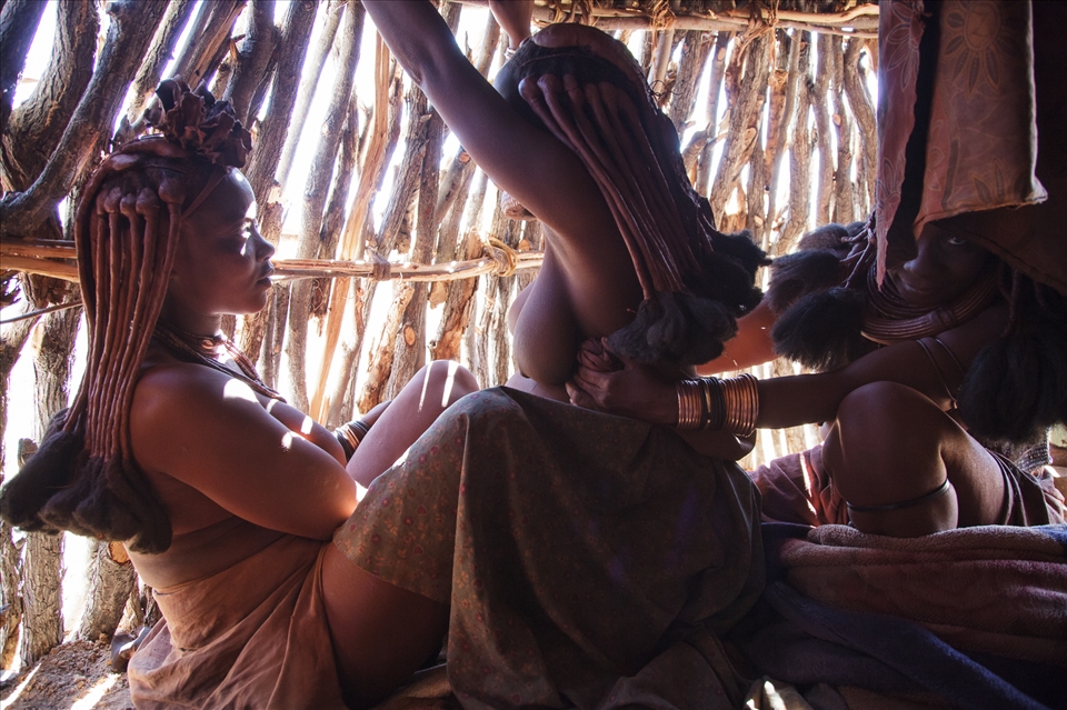 Menjamwapis mother Kakuve is known as a midwife in the region. Himba women give birth naturally at home with no medical intervention. A second midwife has joined when the mother discovered the baby is inverted. They have messaged her belly in different positions in order to turn the baby around. A few moments before birth she was positioned in a kneeling position where she gave birth.
