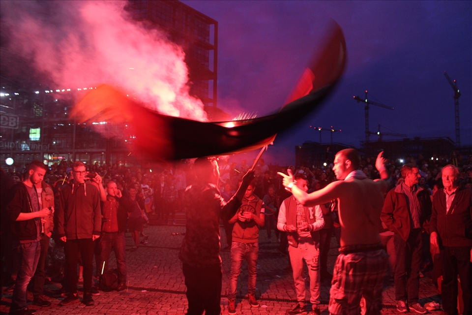 Germany's anxiety? European economic crisis versus Football World Cup. 